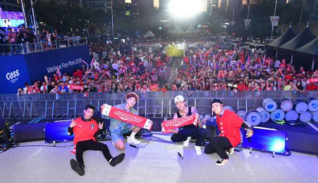 한국일 27일(한국시간) 독일을 맞아 2018 러시아 월드컵 F조 3차전을 펼치고 있는 가운데 거리응원에 나선 국민들이 한국의 승리를 기원하고 있다.