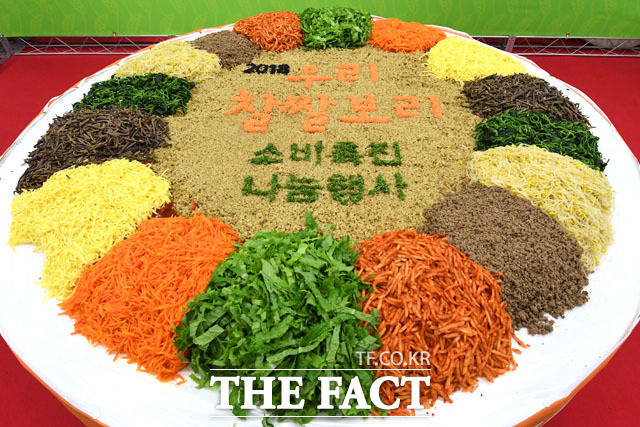 200인분의 대형 찰쌀 보리 비빔밥!