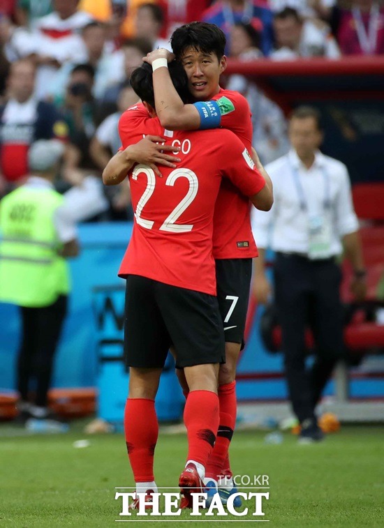 27일 오후 11시 러시아 카잔 아레나에서 열린 2018 러시아월드컵 조별리그 F조 3차전 한국-독일의 경기 승리를 확정한 뒤 손흥민(오른쪽)과 고요한이 눈물의 포옹을 나누고 있다. /카잔(러시아)=뉴시스