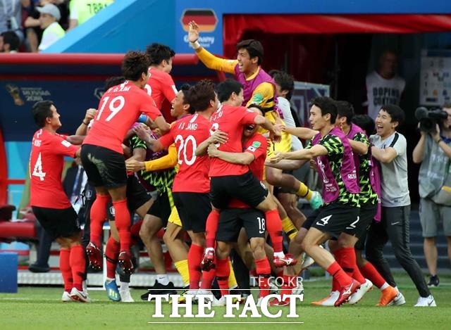 한국 선수들이 27일 독일과 경기에서 골을 터뜨린 뒤 기뻐하고 있다. 한국은 후반전 추가시간에 터진 김영권과 손흥민의 골로 독일을 2-0으로 눌러 이겼다. /카잔(러시아)=뉴시스
