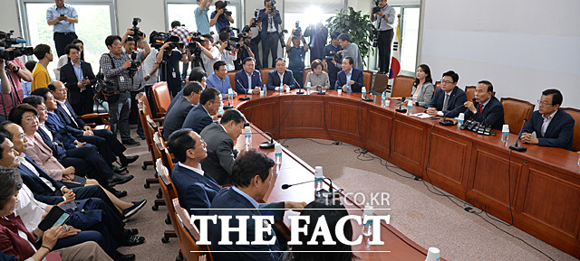자유한국당 초재선 의원들이 25일 서울 여의도 국회 회의실에서 모임을 갖고 있다. /문병희 기자