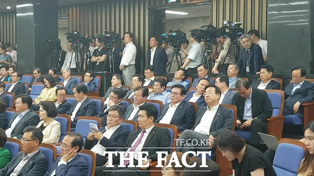 자유한국당 의원들이 28일 서울 여의도 국회에서 열린 의원총회에 참석해 자리에 앉아 있다. /국회=신진환 기자
