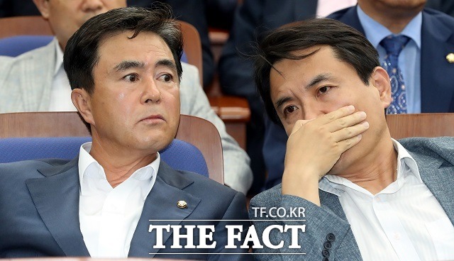 강하게 밀어붙여야 해 친박계로 분류되는 김태흠(왼쪽) 의원과 김진태 의원은 김성태 대표 권한대행의 사퇴를 촉구했다. 사진은 지난 28일 한국당 의원총회에서 두 의원이 이야기를 나누는 모습. /사진=뉴시스