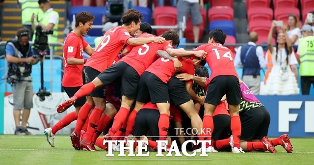 한국 대표팀이 러시아 월드컵 독일과 3차 전에서 손흥민의 쐐기골 득점 후 함께 기뻐하고 있다. /사진=뉴시스