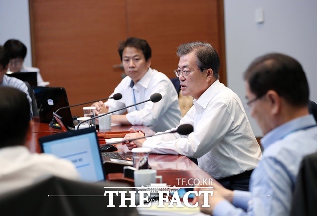 감기몸살로 연가를 낸 문재인 대통령은 29일 축전을 통해 주한미군사령부의 평택 이전을 축하하며 위대한 동맹으로 발전을 기대한다고 밝혔다. 사진은 문 대통령이 최근 수석·보좌관 회의를 주재하는 모습./청와대 제공