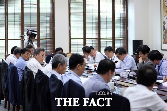 문재인 대통령은 몸살 감기로 지난달 27일 연가를 내고 휴식에 들어갔다. 사진은 문 대통령이 최근 수석 보좌관 회의를 주재하는 모습./청와대 제공