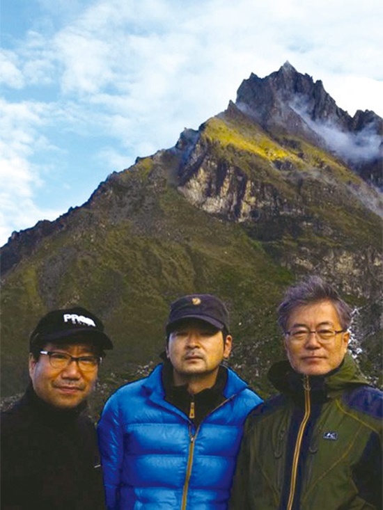 문재인 대통령의 복심으로 꼽혀온 탁현민 행정관이 지난달 29~30일 이틀 동안 공개적으로 사의를 표명해 눈길을 끌었다. 사진은 문 대통령과 히말라야 트레킹을 떠났던 모습./탁현민 행전관 페이스북 갈무리