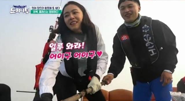 홍수현(왼쪽)이 지난해 10월 방송된 채널A 도시어부에 출연해 마이크로닷에게 낚시를 배웠다. /채널A 도시어부 캡처