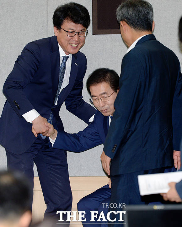 청와대를 떠나 서울시로 자리를 옮긴 진성준 정무부시장이 박원순 시장 자리를 안내하고 있다.
