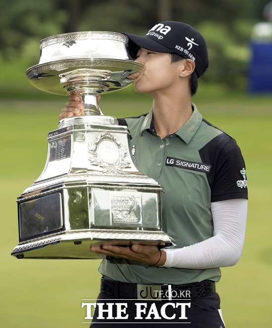 박성현  KPMG 여자 PGA 챔피언십 우승. 2일(한국시간) 시즌 2승이자 LPGA 통산 4승을 기록한 박성현이 정상에 오른 뒤 우승컵에 키스하고 있다. /일리노이 주(미국)=AP.뉴시스