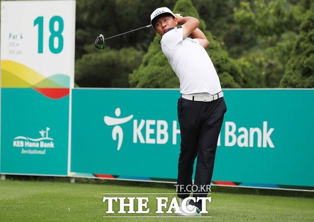 국내 골프팬들은 ‘KPGA NS홈쇼핑 군산CC 전북오픈’ 1라운드에서 맹동섭 선수의 언더파 가능성을 가장 높게 내다봤다. /뉴시스