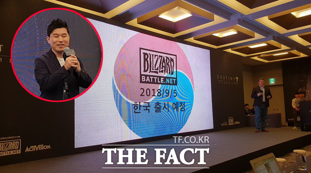 제리 후크 번지 스튜디오 글로벌라이제이션 프로젝트 총괄이 2일 열린 기자간담회에서 데스티니 가디언즈 한국 출시 일을 밝히고 있다. 사진 좌측 상단 붉은 원이 전동진 블리자드 코리아 사장 /최승진 기자