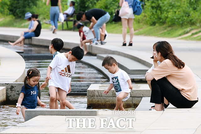 관련 업계는 근로시간 단축 제도 시행을 계기로 임직원 복리후생 향상을 위한 다양한 제도를 마련하며 정부 정책에 호응하고 있다. 일부 중소·중견업체는 인건비 상승 등 부작용을 우려하고 있다./이선화 기자