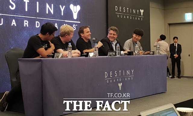 스티브 코튼 번지 스튜디오 데스티니 가디언즈 게임 디렉터가 2일 기자들의 질문에 답하고 있다.