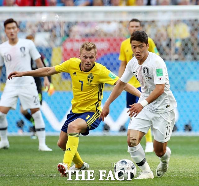 스웨덴-스위스, 8강 진출 주인공은? 라르손(왼쪽 7번)이 한국과 조별리그 1차전에서 황희찬(오른쪽 11번)과 공 다툼을 벌이고 있다. 라르손은 3일 열리는 스웨덴-스위스 경기에 경고 누적 징계로 결장한다. /니즈니노브고로드(러시아)=뉴시스