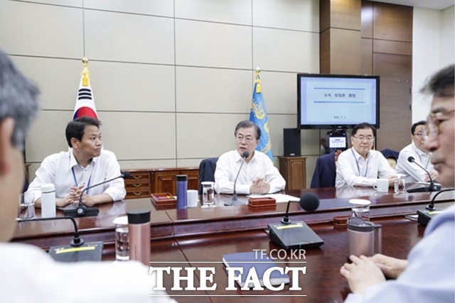 문재인 대통령은 3일 청와대에서 주재한 국무회의에서 성희롱·성폭력 근절을 위한 각 정부부처의 강력한 대응을 주문했다. 사진은 전날 문 대통령이 수석 보좌관 회의를 주재하는 모습./청와대 제공