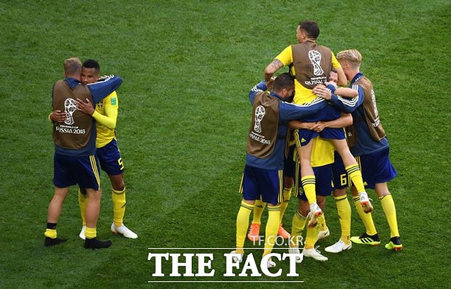 스웨덴, 스위스 꺾고 8강 진출. 스웨덴 선수들이 3일 열린 스위스와 2018 러시아 월드컵 16강전에서 승리한 뒤 기뻐하고 있다. /상트페테르부르크(러시아)=AP.뉴시스