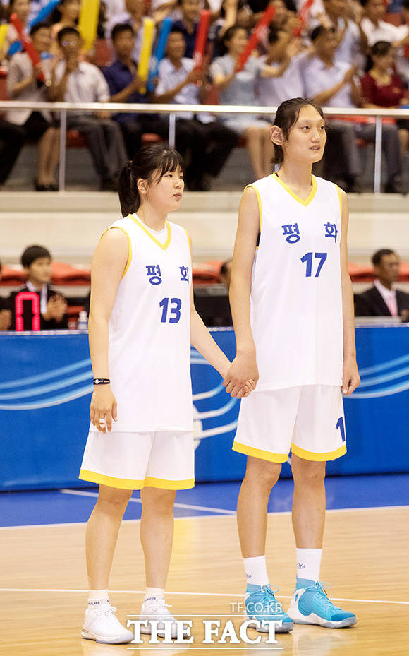 남측 김소담 선수(왼쪽)와 북측 최장신 박진아 선수