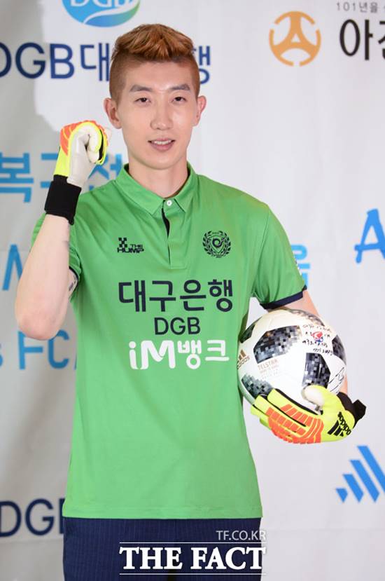 2018 러시아 월드컵을 마치고 돌아온 대구FC 골키퍼 조현우가 4일 오후 서울 마포구 상암동 중소기업 DMC 타워에서 기자회견을 열고 포즈를 취하고 있다. /상암=이효균 기자