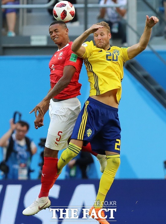 스웨덴과 스위스 선수가 3일(한국시간) 열린 2018 러시아월드컵 16강에서 볼을 놓고 경합하고 있다. /상트페테르부르크(러시아)=AP.뉴시스