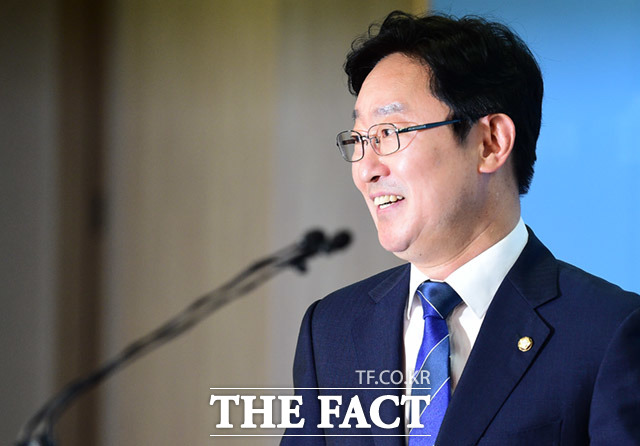 민주당 당 대표 출마를 선언한 박범계 의원은 4일 이해찬 의원을 언급하는 것 자체가 예의에 맞지 않다. 박범계의 길만 말씀드릴 뿐이라고 말했다. 사진은 박 의원이 국회 정론관에서 8·25 전당대회 출마 선언을 하는 모습.