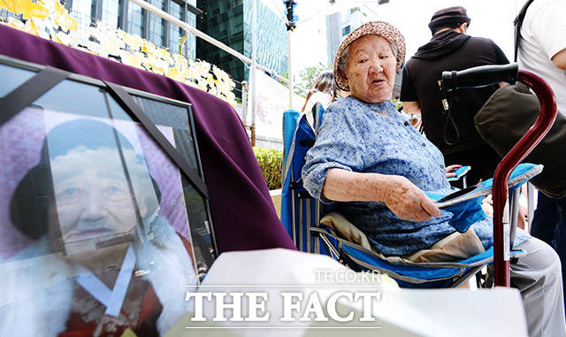 4일 오후 서울 종로구 중학동 옛 일본 대사관 앞에서 열린 제1342차 일본군 성노예제 문제 해결을 위한 정기수요시위에서 위안부 피해자 길원옥 할머니가 고 김복득 할머니의 사진을 바라보고 있다. /이선화 기자