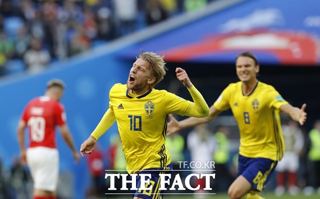 스웨덴의 에밀 포르스베리가 3일(한국시간) 열린 스위스와 2018 러시아월드컵 16강에서 결승골을 넣은 후 기뻐하고 있다. /상트페테르부르크(러시아)=AP.뉴시스