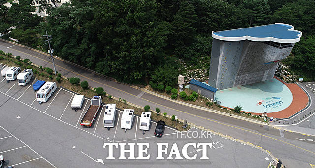 이천 설봉공원에는 관광객을 위한 버스 주차장이 마련돼 있지만 캠핑카가 상당수 주차장 자리를 차지하고 있다.