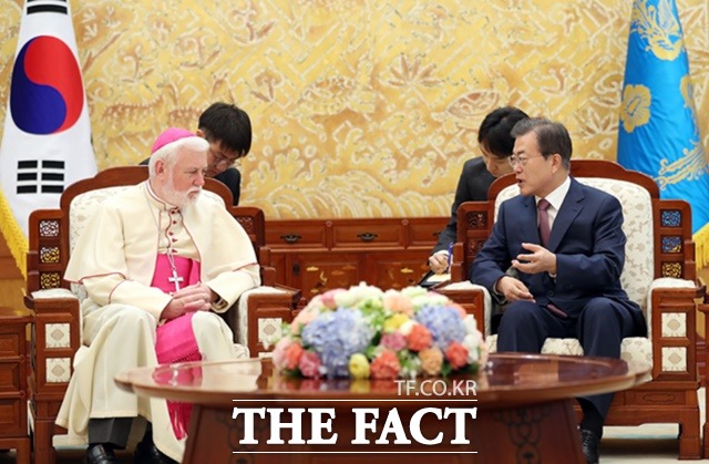 문재인(오른쪽) 대통령은 5일 오전 폴 갈라거 교황청 외교장관을 접견해 북한 주민들에 대한 인도적 지원과 관심을 촉구했다./청와대 제공
