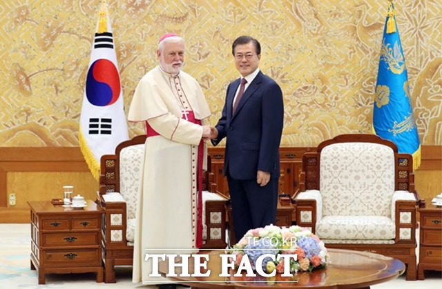 문재인 대통령과 갈라거 장관이 악수를 하고 있다./청와대 제고