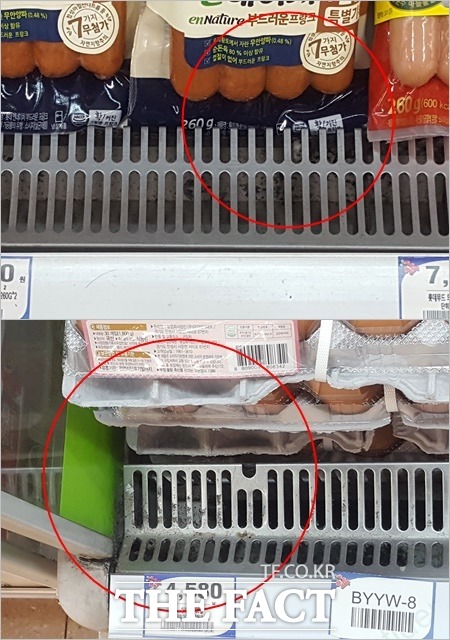 홈플러스 중계점이 식품 냉장고(개방형) 위생 관리를 제대로 하지 않아 빈축을 사고 있다. 사진은 지난달 26일 해당 점포 가공육과 계란 진열대에 정체 불명의 이물질이 들러 붙어 있는 모습. /홈플러스 중계점=안옥희 기자