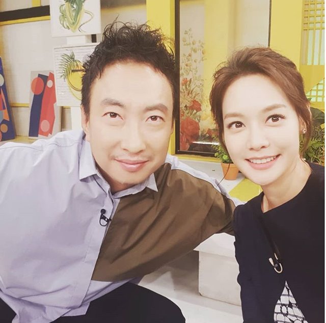 개그맨 박명수-통역가 안현모. 안현모(오른쪽)는 5일 인스타그램에 KBS2 예능 프로그램 해피투게더3 MC 박명수와 찍은 사진을 게재했다. /안현모 인스타그램