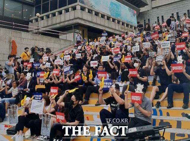 아시아나항공 직원들이 6일 오후 6시 20분 세종문화회관 앞에서 기내식 대란 사태와 관련해 박삼구 금호아시아나그룹 회장을 비롯해 회사 경영진을 규탄하는 집회를 열었다. /이한림 기자