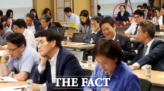 강효상(원안) 한국당 의원은 민주당 초선의원 토론회장을 찾은 이유와 관련해 지피지기면 백전백승인데, 다른 당이 어떤 생각을 하는지 들어봐야죠라고 말했다. 사진은 5일 강 의원이 가장 뒷줄에 앉아 토론을 경청하는 모습. /뉴시스