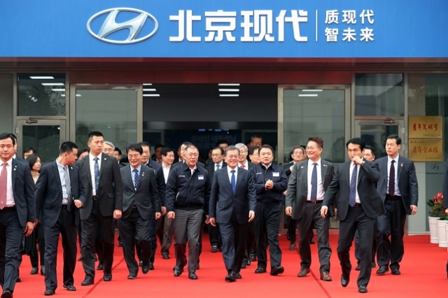 문재인 대통령은 지난해 중국 국빈 방문 당시 충칭시에 있는 현대자동차 제5공장을 찾아 정의선 현대자동차 부회장과 함께 현지 생산 라인을 둘러봤다. /청와대 제공