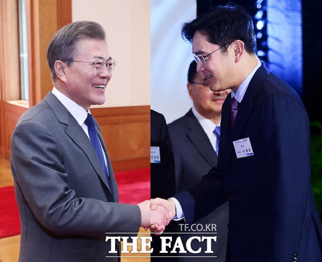 문재인 대통령이 오는 9일 삼성전자 현지 공장 준공식에서 이재용 삼성전자 부회장(오른쪽)과 첫 만남을 가질 것으로 알려지면서 재계 안팎의 관심이 두 사람의 첫 만남 성사 가능성에 쏠리고 있다. /청와대 제공, 더팩트 DB