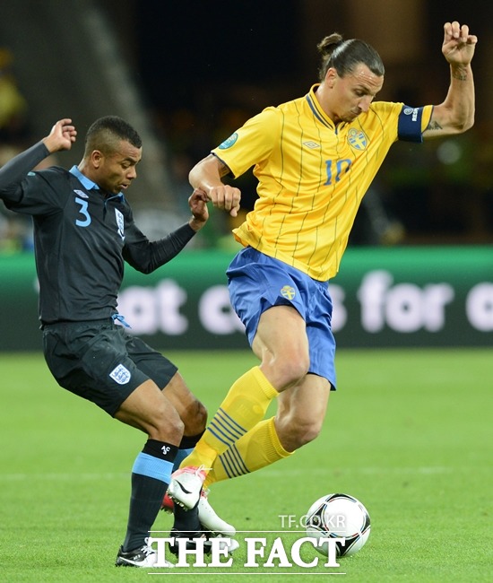 2012년 열린 잉글랜드와 평가전에서 스웨덴의 즐라탄 이브라히모비치(오른쪽)가 4골을 몰아치며 팀의 4-2 승리를 이끌었다. /사진=뉴시스