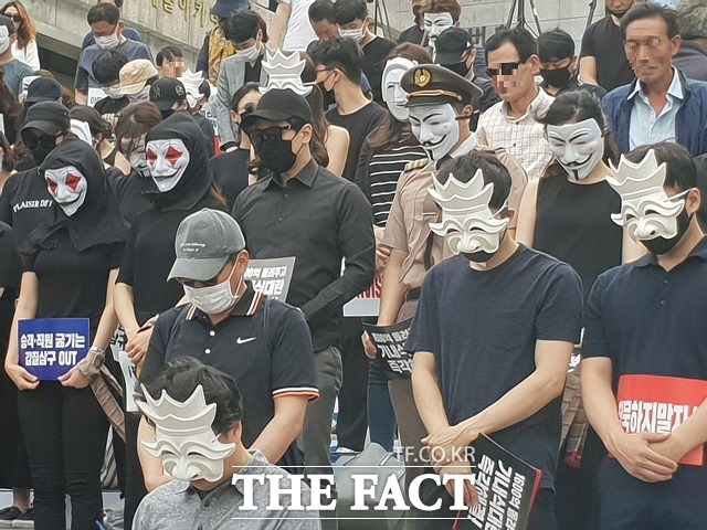 집회가 시작되자 약 100여 명의 집회 참가자들은 일제히 고개를 숙인 뒤 기내식 지연에 따른 보상 및 납품에 대한 압박을 견디지 못하고 지난 2일 숨진 기내식 납품업체 대표를 추모했다.