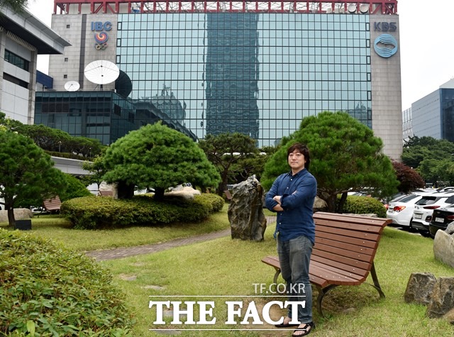 KBS 2TV 불후의 명곡 연출을 맡고 있는 이태헌 PD가 6일 서울 영등포구 여의도동 KBS 인근 한 카페에서 진행된 더팩트와 단독 인터뷰에 앞서 포즈를 취하고 있다. /여의도=지예은 기자