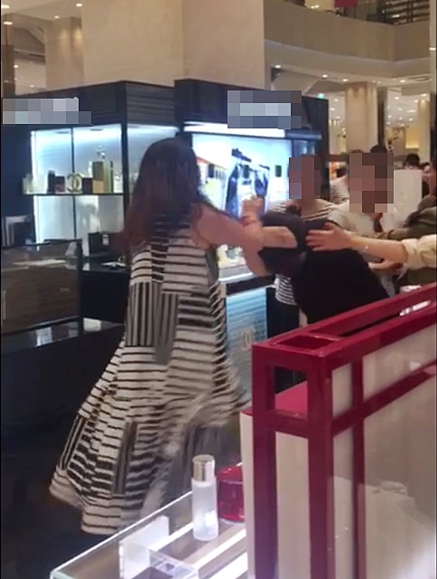 지난 5일 경기도 용인 소재 한 백화점 모 화장품 브랜드 매장에서 40대 여성 고객 A씨가 직원 2명에게 욕설과 폭행을 하는 일이 벌어졌다. /독자 제공