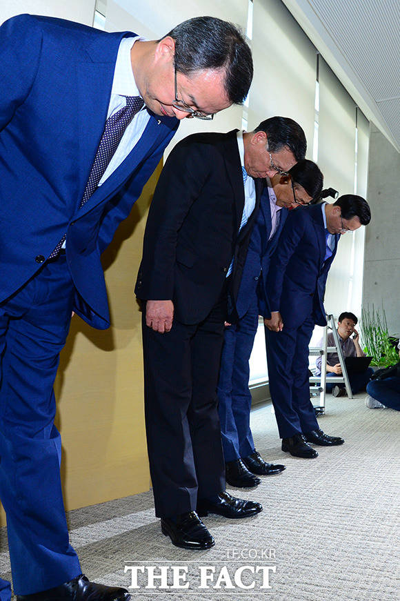 박삼구 금호아시아나그룹 회장(왼쪽에서 두 번째)이 아시아나항공의 기내식 대란 사태와 관련해 지난 4일 오후 5시 서울 광화문 사옥에서 기자회견을 열고 사과의 뜻을 밝혔다. /남용희 기자