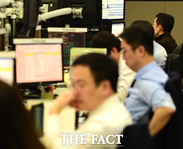 7월부터 주 52시간 근무제가 시행된 가운데 1년 유예기간이 있는 금융권이 도입 시기 및 대상 등을 두고 고민에 휩싸였다. /더팩트 DB