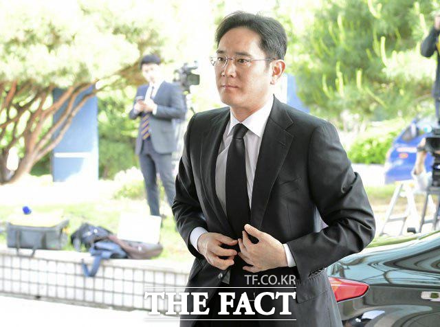 삼성전자가 올 2분기 다소 아쉬운 성적표를 받아든 가운데 이재용 부회장의 경영 행보 변화에 재계 관심이 쏠린다. 사진은 지난 5월 고(故) 구본무 LG그룹 회장의 빈소에 이재용 부회장이 조문을 위해 들어서고 있는 모습. /남용희 기자