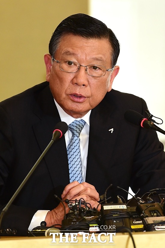 박삼구 금호아시아나 그룹 회장이 지난 4일 오후 서울 금호아시아나 광화문 사옥에서 기자회견을 열고 기내식 대란과 관련 대국민 사과 입장을 밝혔다. 하지만 이날 사과 내용 가운데 대한항공과 관련한 발언이 도마에 올랐다. /남용희 기자