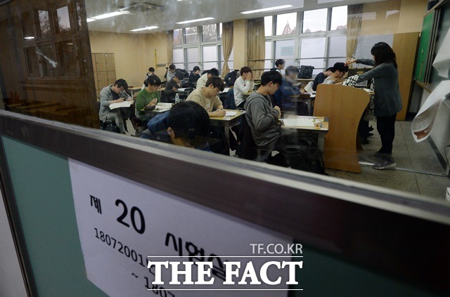 응시원서 접수 기간은 8월 23일부터 9월 7일까지 12일간이며, 성적통지표는 12월 5일까지 받을 수 있다. 사진은 2018 수학능력시험이 실시된 서울 강남 개포고등학교. /임영무 기자