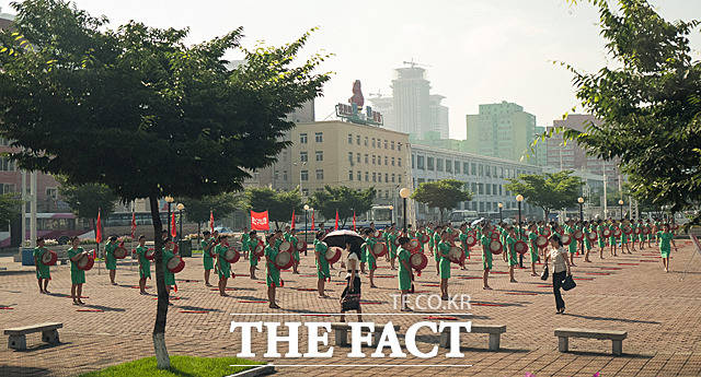 4일 오전 평양역 앞 광장에서 ‘평천구역녀맹’ 선전원들이 출근시간 선전활동을 하고 있다.