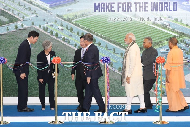 문재인 대통령과 나렌드라 모디(Narendra Modi) 인도 총리가 9일(현지시간) 인도 뉴델리 인근 노이다 공단에서 개최된 삼성전자 제2공장 준공식에 참석해 테이프커팅을 하기 위해 단상에 오르고 있다./사진(인도)=뉴시스