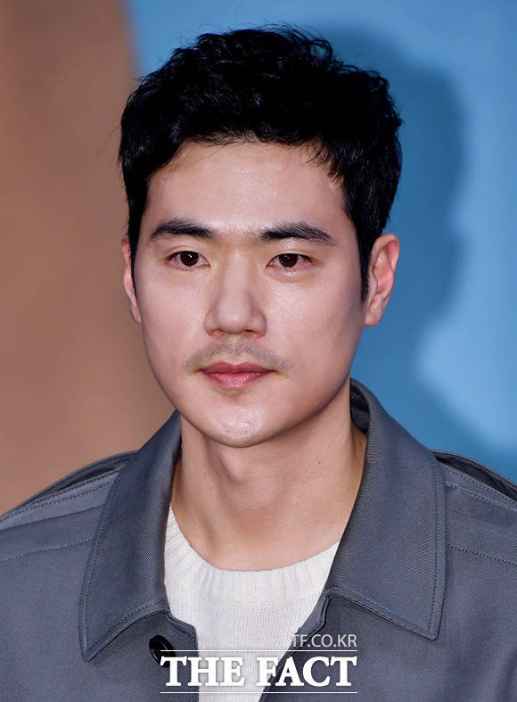 현지에서 먹힐까 김강우, 첫 예능 도전기. 데뷔 17년 차 연기파 배우 김강우가 현지에서 먹힐까를 통해 첫 예능 프로그램에 도전한다. /이덕인 기자