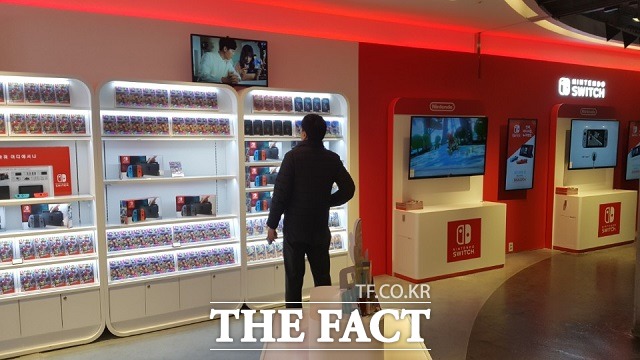 한 고객이 지난해 12월 서울 용산 아이파크몰에 위치한 닌텐도 상설 매장에서 관련 제품들을 살펴보고 있다. /최승진 기자