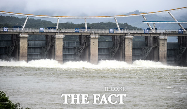 팔당댐은 저수량 조절을 위해 방류하고 있다.